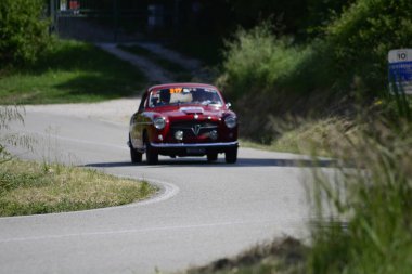 Pesaro Colle San Bartolo, İtalya - Mayıs 17-2018: Fiat 1100/103 Tv Farina1954 Pinin eski yarış otomobil Rallisi'nde Mille Miglia 2018 ünlü İtalyan tarihi Formula (1927-1957)