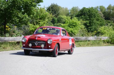 Pesaro Colle San Bartolo, İtalya - Mayıs 17-2018: Fiat 1100/103 Tv Farina1954 Pinin eski yarış otomobil Rallisi'nde Mille Miglia 2018 ünlü İtalyan tarihi Formula (1927-1957)