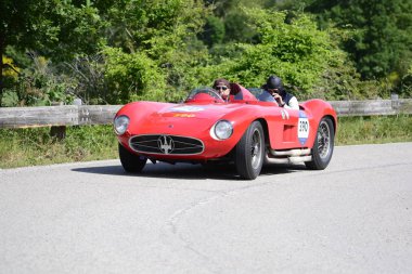 Pesaro Colle San Bartolo, İtalya - Mayıs 17-2018: Maserati 300 örümcek Fantuzzi1955 eski yarış otomobil Rallisi'nde Mille Miglia 2018 ünlü İtalyan tarihi Formula (1927-1957)