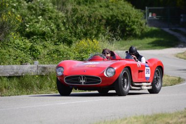 Pesaro Colle San Bartolo, İtalya - Mayıs 17-2018: Maserati 300 örümcek Fantuzzi1955 eski yarış otomobil Rallisi'nde Mille Miglia 2018 ünlü İtalyan tarihi Formula (1927-1957)