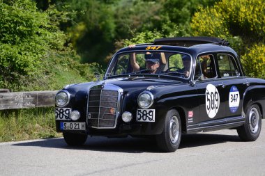 Pesaro Colle San Bartolo, İtalya - Mayıs 17-2018: Mercedes 220 A1955 eski yarış otomobil Rallisi'nde Mille Miglia 2018 ünlü İtalyan tarihi Formula (1927-1957)