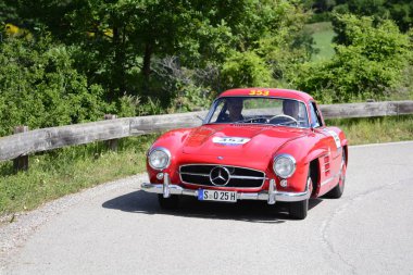 Pesaro Colle San Bartolo, İtalya - Mayıs 17-2018: Mercedes 300 Sl Coupe'1955 eski yarış otomobil Rallisi'nde Mille Miglia 2018 ünlü İtalyan tarihi Formula (1927-1957)