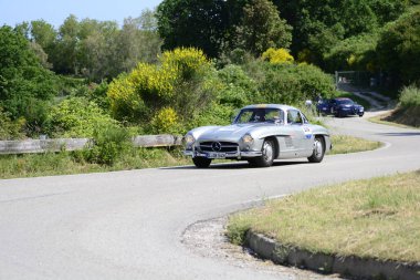 Pesaro Colle San Bartolo, İtalya - Mayıs 17-2018: Mercedes 300 Sl Coupe'1954 eski yarış otomobil Rallisi'nde Mille Miglia 2018 ünlü İtalyan tarihi Formula (1927-1957)