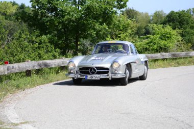 Pesaro Colle San Bartolo, İtalya - Mayıs 17-2018: Mercedes 300 Sl Coupe'1954 eski yarış otomobil Rallisi'nde Mille Miglia 2018 ünlü İtalyan tarihi Formula (1927-1957)