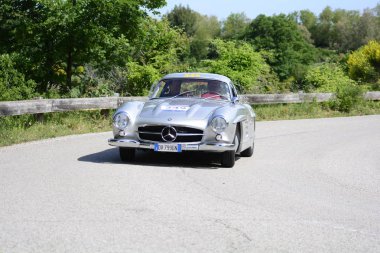 Pesaro Colle San Bartolo, İtalya - Mayıs 17-2018: Mercedes 300 Sl Coupe'1954 eski yarış otomobil Rallisi'nde Mille Miglia 2018 ünlü İtalyan tarihi Formula (1927-1957)