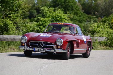 Pesaro Colle San Bartolo, İtalya - Mayıs 17-2018: Mercedes 300 Sl Coupe'1957 eski yarış otomobil Rallisi'nde Mille Miglia 2018 ünlü İtalyan tarihi Formula (1927-1957)