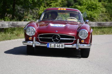 Pesaro Colle San Bartolo, İtalya - Mayıs 17-2018: Mercedes 300 Sl Coupe'1957 eski yarış otomobil Rallisi'nde Mille Miglia 2018 ünlü İtalyan tarihi Formula (1927-1957)