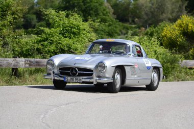 Pesaro Colle San Bartolo, İtalya - Mayıs 17-2018: Mercedes 300 Sl Coupe'1955 eski yarış otomobil Rallisi'nde Mille Miglia 2018 ünlü İtalyan tarihi Formula (1927-1957)