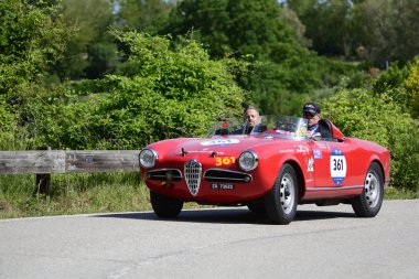 Pesaro Colle San Bartolo, İtalya - Mayıs 17-2018: Alfa Romeo Giulietta Sebring1956 eski yarış otomobil Rallisi'nde Mille Miglia 2018 ünlü İtalyan tarihi Formula (1927-1957)