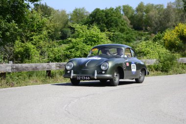 Pesaro Colle San Bartolo, İtalya - Mayıs 17-2018: Porsche 356 15001955 eski yarış araba ralli Mille Miglia 2018 ünlü İtalyan tarihi Formula (1927-1957)