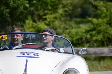 Pesaro Colle San Bartolo, İtalya - Mayıs 17-2018: Porsche 356 1500 Speedster1955 araba yarış eski ralli Mille Miglia 2018 ünlü İtalyan tarihi Formula (1927-1957)