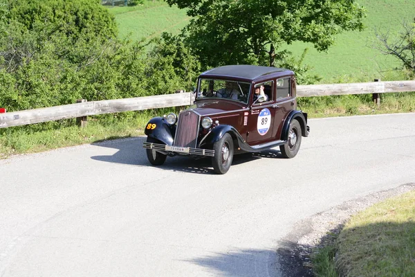 Pesaro Colle San Bartolo, İtalya - Mayıs 17-2018: Lancia Augusta1934 üzerinde eski bir yarış araba ralli Mille Miglia 2018 ünlü İtalyan tarihi Formula (1927-1957)
