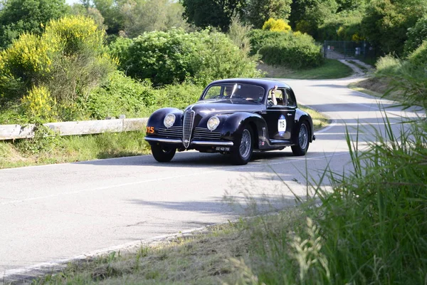 Pesaro Colle San Bartolo, İtalya - Mayıs 17-2018: Alfa Romeo 6c 2500 S Berlinetta Touring1944 eski bir yarış araba ralli Mille Miglia 2018 ünlü İtalyan tarihi Formula (1927-1957)
