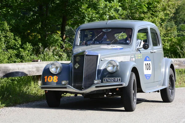 Pesaro Colle San Bartolo, İtalya - Mayıs 17-2018: Lancia Aprilia 13501937 üzerinde eski bir yarış araba ralli Mille Miglia 2018 ünlü İtalyan tarihi Formula (1927-1957)