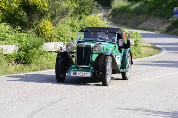佩萨罗 Colle 圣巴托罗 意大利 2018年5月17日 Pb1936 在一辆老赛车在拉力赛比 Miglia 2018 著名意大利历史种族 — 图库照片