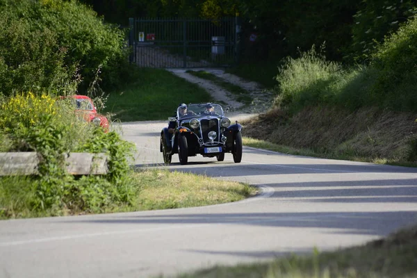 佩萨罗 Colle 巴托罗 意大利 2018年5月17日 Ss1935 在一辆老赛车在拉力赛比 Miglia 2018 著名意大利历史种族 — 图库照片