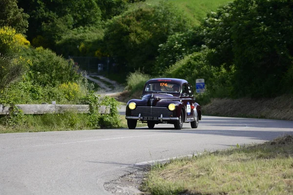 Pesaro Colle San Bartolo, İtalya - Mayıs 17-2018: Peugeot 2031949 üzerinde eski bir yarış araba ralli Mille Miglia 2018 ünlü İtalyan tarihi Formula (1927-1957)