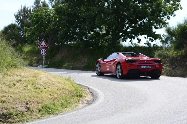 佩萨罗 Colle 圣巴托罗 意大利 2018年5月17日 法拉利老赛车在拉力赛比 Miglia 2018 著名的意大利历史赛事 1927 — 图库照片