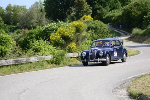 Pesaro Colle San Bartolo, İtalya - Mayıs 17-2018: Lancia Aurelia B211952 eski yarış otomobil Rallisi'nde Mille Miglia 2018 ünlü İtalyan tarihi Formula (1927-1957)