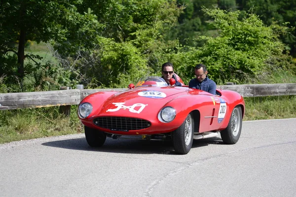 Pesaro Colle San Bartolo, İtalya - Mayıs 17-2018: Ferrari 750 Monza örümcek Scaglietti1955 eski yarış otomobil Rallisi'nde Mille Miglia 2018 ünlü İtalyan tarihi Formula (1927-1957)