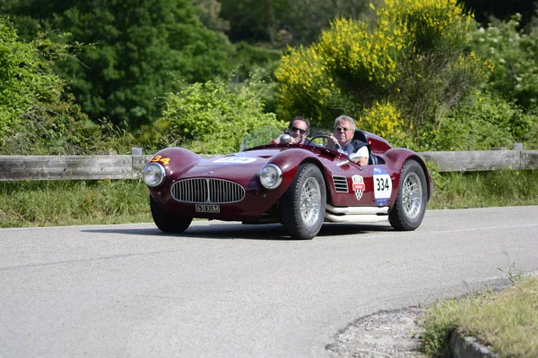 Pesaro Colle San Bartolo, İtalya - Mayıs 17-2018: Maserati A6gcs Fiandri1954 eski yarış otomobil Rallisi'nde Mille Miglia 2018 ünlü İtalyan tarihi Formula (1927-1957)