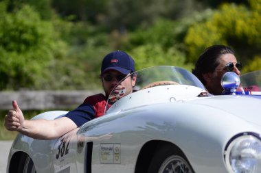 Pesaro Colle San Bartolo, İtalya - Mayıs 17-2018: Ferrari 750 Monza örümcek Scaglietti1955 eski yarış otomobil Rallisi'nde Mille Miglia 2018 ünlü İtalyan tarihi Formula (1927-1957)