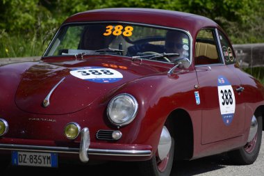 Pesaro Colle San Bartolo, İtalya - Mayıs 17-2018: Porsche 356 15001955 eski yarış araba ralli Mille Miglia 2018 ünlü İtalyan tarihi Formula (1927-1957)
