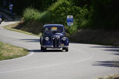Pesaro Colle San Bartolo, İtalya - Mayıs 17-2018: Lancia Ardea1952 eski yarış otomobil Rallisi'nde Mille Miglia 2018 ünlü İtalyan tarihi Formula (1927-1957)