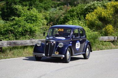 Pesaro Colle San Bartolo, İtalya - Mayıs 17-2018: Lancia Ardea1952 eski yarış otomobil Rallisi'nde Mille Miglia 2018 ünlü İtalyan tarihi Formula (1927-1957)