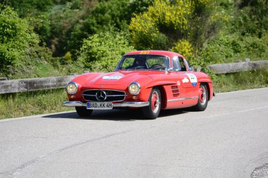 Pesaro Colle San Bartolo, İtalya - Mayıs 17-2018: Mercedes 300 Sl Coupe'1955 eski yarış otomobil Rallisi'nde Mille Miglia 2018 ünlü İtalyan tarihi Formula (1927-1957)