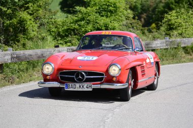 Pesaro Colle San Bartolo, İtalya - Mayıs 17-2018: Mercedes 300 Sl Coupe'1955 eski yarış otomobil Rallisi'nde Mille Miglia 2018 ünlü İtalyan tarihi Formula (1927-1957)