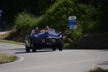 Pesaro Colle San Bartolo, İtalya - Mayıs 17-2018: Arnolt Bolide1954 eski yarış otomobil Rallisi'nde Mille Miglia 2018 ünlü İtalyan tarihi Formula (1927-1957)