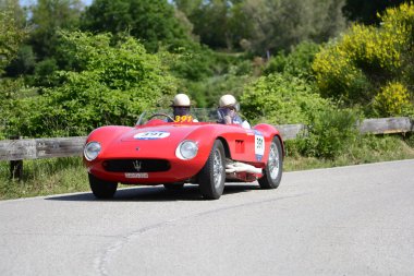 Pesaro Colle San Bartolo, İtalya - Mayıs 17-2018: Maserati 150 S1955 eski yarış otomobil Rallisi'nde Mille Miglia 2018 ünlü İtalyan tarihi Formula (1927-1957)
