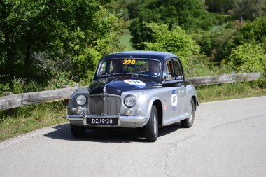 Pesaro Colle San Bartolo, İtalya - Mayıs 17-2018: Rover 751955 eski yarış otomobil Rallisi'nde Mille Miglia 2018 ünlü İtalyan tarihi Formula (1927-1957)