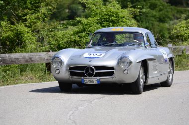 Pesaro Colle San Bartolo, İtalya - Mayıs 17-2018: Mercedes 300 Sl Coupe'1955 eski yarış otomobil Rallisi'nde Mille Miglia 2018 ünlü İtalyan tarihi Formula (1927-1957)