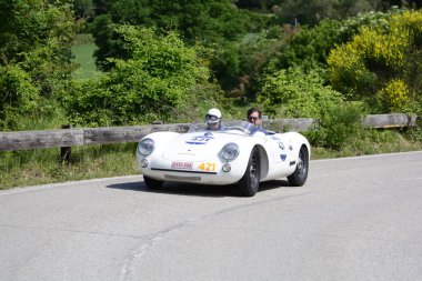 Pesaro Colle San Bartolo, İtalya - Mayıs 17-2018: Porsche 550 Spyder 1500 Rs1955 eski yarış otomobil Rallisi'nde Mille Miglia 2018 ünlü İtalyan tarihi Formula (1927-1957)