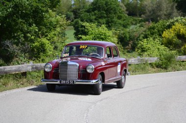 Pesaro Colle San Bartolo, İtalya - Mayıs 17-2018: Mercedes-Benz 180 D 1955 tarihinde eski bir yarış araba ralli Mille Miglia 2018 ünlü İtalyan tarihi Formula (1927-1957)