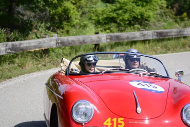 Pesaro Colle San Bartolo, İtalya - Mayıs 17-2018: Porsche 356 1500 Speedster1955 araba yarış eski ralli Mille Miglia 2018 ünlü İtalyan tarihi Formula (1927-1957)