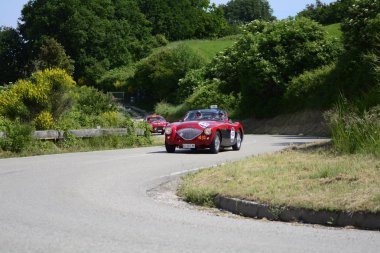 Pesaro Colle San Bartolo, İtalya - Mayıs 17-2018: Austin iyileşmek. 100/4 Bn21956 eski yarış otomobil Rallisi'nde Mille Miglia 2018 ünlü İtalyan tarihi Formula (1927-1957)