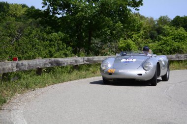Pesaro Colle San Bartolo, İtalya - Mayıs 17-2018: Porsche 550 Spyder A/1500 Rs 1957 tarihinde eski bir yarış araba ralli Mille Miglia 2018 ünlü İtalyan tarihi Formula (1927-1957)