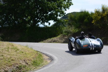 Pesaro Colle San Bartolo, İtalya - Mayıs 17-2018: Alfa Romeo Giulietta Sebring1956 eski yarış otomobil Rallisi'nde Mille Miglia 2018 ünlü İtalyan tarihi Formula (1927-1957)