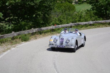 Pesaro Colle San Bartolo, İtalya - Mayıs 17-2018: Jaguar Xk 140 Ots Se 1955 tarihinde eski bir yarış araba ralli Mille Miglia 2018 ünlü İtalyan tarihi Formula (1927-1957)