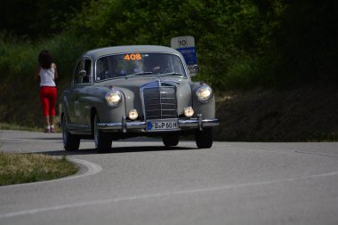 Pesaro Colle San Bartolo, İtalya - Mayıs 17-2018: Mercedes 220 A1955 üzerinde eski bir yarış araba ralli Mille Miglia 2018 ünlü İtalyan tarihi Formula (1927-1957)