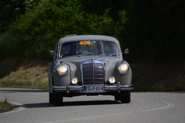 Pesaro Colle San Bartolo, İtalya - Mayıs 17-2018: Mercedes 220 A1955 üzerinde eski bir yarış araba ralli Mille Miglia 2018 ünlü İtalyan tarihi Formula (1927-1957)