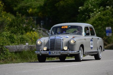 Pesaro Colle San Bartolo, İtalya - Mayıs 17-2018: Mercedes 220 A1955 üzerinde eski bir yarış araba ralli Mille Miglia 2018 ünlü İtalyan tarihi Formula (1927-1957)