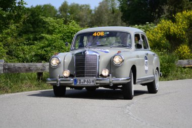 Pesaro Colle San Bartolo, İtalya - Mayıs 17-2018: Mercedes 220 A1955 üzerinde eski bir yarış araba ralli Mille Miglia 2018 ünlü İtalyan tarihi Formula (1927-1957)