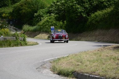 Pesaro Colle San Bartolo, İtalya - Mayıs 17-2018: Lancia Aurelia B24 Convertibile1957 eski yarış otomobil Rallisi'nde Mille Miglia 2018 ünlü İtalyan tarihi Formula (1927-1957)