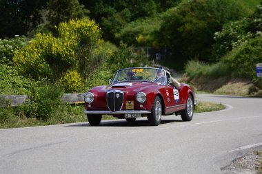 Pesaro Colle San Bartolo, İtalya - Mayıs 17-2018: Lancia Aurelia B24 Convertibile1957 eski yarış otomobil Rallisi'nde Mille Miglia 2018 ünlü İtalyan tarihi Formula (1927-1957)