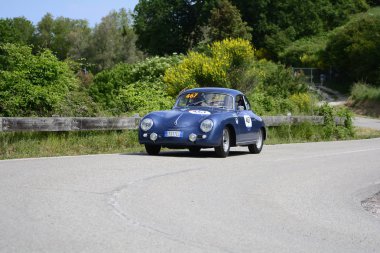 Pesaro Colle San Bartolo, İtalya - Mayıs 17-2018: Porsche 356 A 16001957 eski yarış araba ralli Mille Miglia 2018 ünlü İtalyan tarihi Formula (1927-1957)