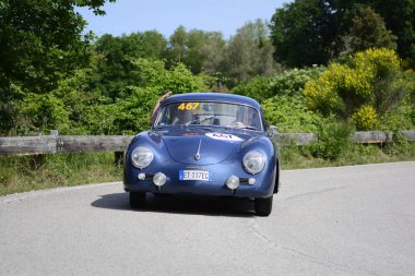 Pesaro Colle San Bartolo, İtalya - Mayıs 17-2018: Porsche 356 A 16001957 eski yarış araba ralli Mille Miglia 2018 ünlü İtalyan tarihi Formula (1927-1957)
